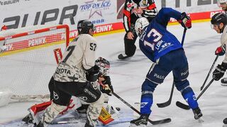Mannheims Stefan Loibl (Nr.13) gegen Koelns Tobias Ancicka (Nr.45) beim Spiel in der Penny DEL, Adler Mannheim (dunkel) - Koelner Haie (hell). Foto © PIX-Sportfotos *** Foto ist honorarpflichtig! *** Auf Anfrage in hoeherer Qualitaet/Aufloesung. Belegexemplar erbeten. Veroeffentlichung ausschliesslich fuer journalistisch-publizistische Zwecke. For editorial use only.