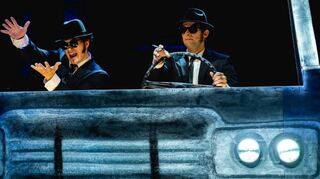 Im Auftrag des Herrn unterwegs, um die Band wieder zusammen zu bringen: Die Gebrüder Blues Jake (Julius Lehmann, links) und Elwood (Lars Gußmann) geben in Ludwigshafen Gas.