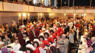 Mit dem Einmarsch (hier der „Lallehaag“) in den Musensaal vom Rosengarten beim Neujahrsempfang am 6. Januar beginnt die Kampagne der Fasnachter.