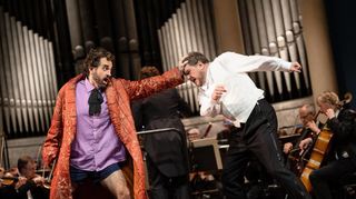Kollegiale Stimmungsverschiedenheiten zwischen Tenor und Bariton: Rafael Helbig-Kostka (links, Alfred) und Joachim Goltz (Eisenstein) im Rosengarten.