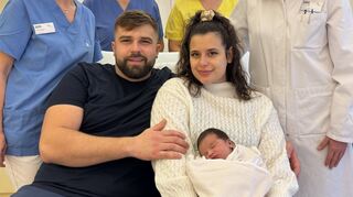 Grgo Zloic (vorne links) und seine Verlobte Giada Marti mit ihrem Neujahrsbaby Giulia. Im Hintergrund das Personal aus dem Diako, wo das Mädchen um 0.10 Uhr zur Welt gekommen ist.