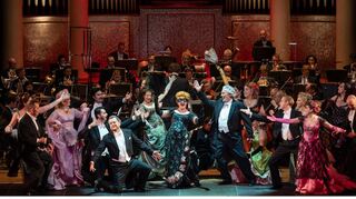 Das Ensemble der glänzenden "Fledermaus"-Neuinzenierung des Nationaltheaters wird im Rosengarten umjubelt.