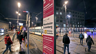Informationstafeln an den RNV-Gleisen am Mannheimer Hauptbahnhof.