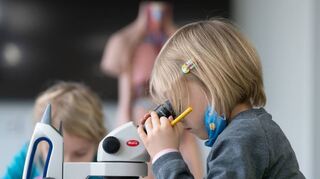 Schon von der Kita und Grundschule an sollen Kinder für MINT-Berufe begeistert werden. Bei den Mädchen fällt das offenbar schwerer.