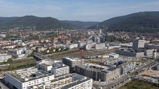 Ein Blick von oben auf das neue Kopernikusquartier in der Heidelberger Bahnstadt (r., mit Baukränen) zwischen Grüner Meile und Czernyring.