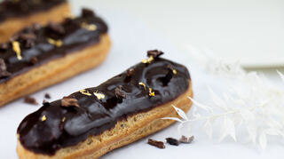 Zum Anbeißen, aber kostspielig: Éclairs mit Blattgold