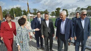 Zur Einweihung begrüßt Bürgermeisterin Bärbel Schader (l.) Hessens Ministerpräsident Boris Rhein, Mäzen Dietmar Hopp sowie Rheins Vorgänger Volker Bouffier.