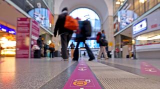 Pfeile auf dem Boden des Mannheimer Hauptbahnhofs weisen den Weg in Richtung der Ersatzhaltestellen und -busse.