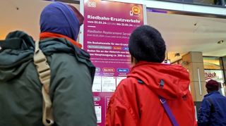 Die Fahrgäste Nadine Smykatz-Kloss (r.) und ihr Freund holen sich letzte Infos an der Hinweistafel im Bahnhofsgebäude.