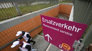 Ein Ersatzverkehr ist am Bahnhof von Groß-Rohrheim an einer Unterführung ausgeschildert. Die Riedbahn ist bis zum 22. Januar gesperrt.