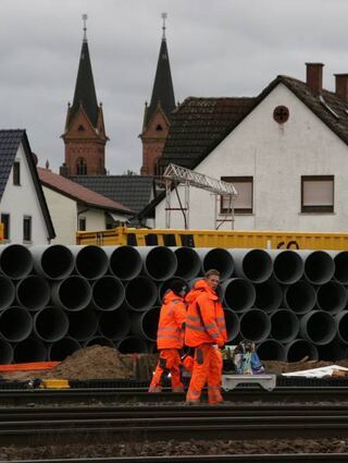 Auf dem Bahnhof in Biblis steht Baumaterial bereit.