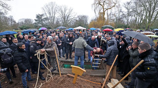 Der Leichnam wurde auf dem Hauptfriedhof zu Grabe gelassen.