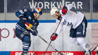 Christopher Desousa #82 (EHC Red Bull Muenchen) im Zweikampf beim Spiel in der Penny DEL, EHC Red Bull Muenchen (dunkel) - Adler Mannheim (hell)
