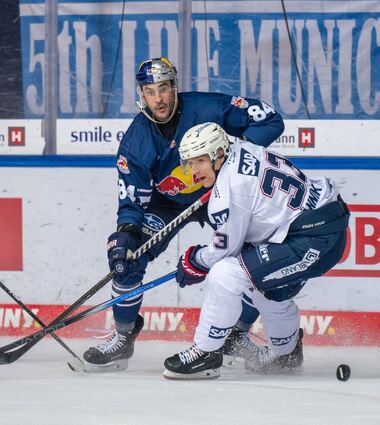 Markus Hännikäinen (r.) – hier gegen Münchens Trevor Parkes – kritisierte den Auftritt der Adler schon nach dem ersten Drittel scharf.