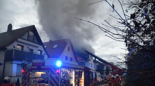 Feuerwehreinsatz in Ladenburg: Ein Haus steht in Brand.