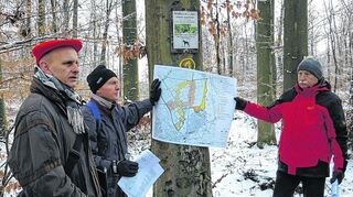 <p>Roland Matern (links) vom Amt für Stadtentwicklung und Umweltplanung führte die Wanderung der Grünen durch den Viernheimer Wald.</p>