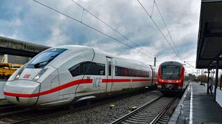 Während eine Regionalbahn den „halben“ Haltepunkt Königshofen in Richtung Lauda verlässt, rauscht auf dem Gegengleis gerade der ICE 119 von Berlin nach Innsbruck durch die Messestadt. Möglich wird dieser bislang seltene Anblick durch die derzeit laufenden vorbereitenden Arbeiten auf der Riedbahn zwischen Frankfurt/Main und Mannheim, die ab Sommer generalsaniert wird.
