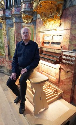 Hier sitzt Christoph Keggenhoff am Spieltisch der Freywis-Orgel von 1747 in der Kirche in Rottenbuch.