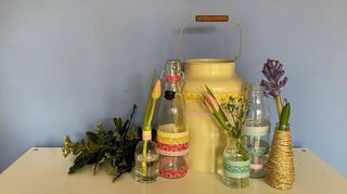 Bunte Vasen mit ersten Frühlingsblumen.