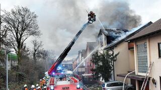 Die Feuerwehren waren auch mit Drehleitern im Einsatz. Später wurde noch ein Spezialfahrzeug aus Weinheim hinzugezogen.