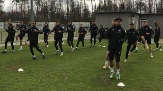 Unter grauen Wolken und bei strömendem Regen geht es für die Profis des SV Sandhausen erstmals im neuen Jahr auf den Trainingsplatz neben dem Stadion.
