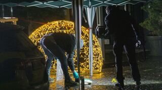 Einsatzkräfte untersuchen den Tatort. Bei einem Konflikt in Weingarten im Landkreis Ravensburg hat die Polizei auf einen mutmaßlichen Angreifer geschossen.