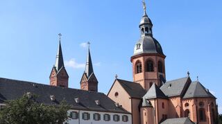 Großartiges Ensemble: Kirche und Abteigebäude, im Vordergrund ein Teil des Klostergartens.