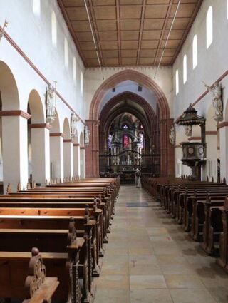 Große Teile des Langhauses stammen von der Basilika, die Einhard um 830 errichten ließ. Rechts erklärt Markus Paschold die Durchreiche für die Armenspeisung.