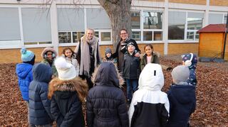 Noch dient die ehemalige Elementary School der Spinelli-Ganztagsgrundschule als Übergangs-Domizil, hier Rektorin Sabine Stechl (r.) und Lehrerin Kristina Göttelmann mit einigen Kindern.