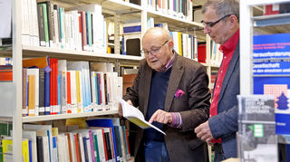 In der Bibliothek des ZEW Mannheim: Wolfgang Franz (links) mit Reporter Walter Serif.