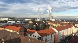 Vom Turm der Rheinauschule aus ein Blick über den Stadtteil, hier rechts die Straße Dänischer Tisch, im Hintergrund das Großkraftwerk in Neckarau.