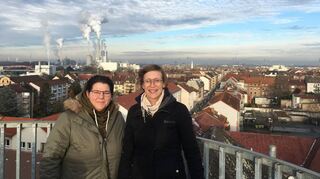 Vor der Kulisse „ihres“ Stadtteils: Laura Wolf (l.) und Christiane Rudic vom Quartiermanagement Rheinau auf dem Turm der Rheinauschule. Im Hintergrund das GKM.