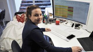 Daniela Gutschalk verbringt als Vermögensberaterin viel Zeit am Schreibtisch. Jetzt schlüpft sie oft in ihr Prinzessinnenkleid (Hintergrund).