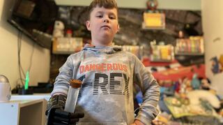 Reagenzglas halten oder Laub sammeln: Selbstbewusst zeigt Niclas Kaluza in seinem Kinderzimmer, was er alles kann.