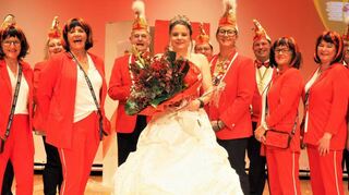 Stadtprinzessin Daniela I., freut sich zusammen mit Sitzungspräsidentin Jesina Litters (4.v.r.). der Gruppe Fantasy und dem Elferrat (hinten) auf die Termine.