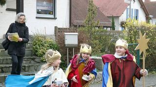 Begleitet von Marion Brandner brachten Maya (mit Stern), Magdalena (M.) und Lilia (l.) als Sternsinger mit Gesang und Segen Freude in die Häuser.