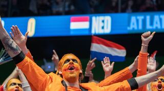 Niederländische Handball-Fans bei der EM 2020 in Lettland. Da es nach Mannheim deutlich näher ist, dürften hierher noch mehr kommen.