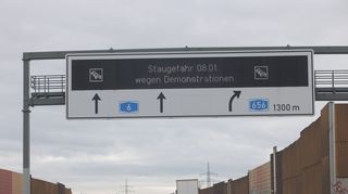 Auf der Autobahn 6 bei Viernheim wird bereits vor Staugefahr durch Bauernproteste am Montag gewarnt.