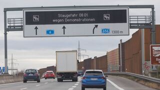 Proteste der Landwirte in Mannheim und Region: Ein Schild auf der A 6 weist bereits am Freitag auf die drohende Staugefahr hin.