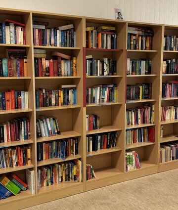 Zahlreiche Bücher warten im Bürgerhaus auf neue Besitzer.