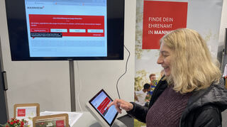 Birgit Zahn testet den Mitwirk-O-Mat beim Neujahrsempfang.