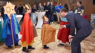 Thorsten Walther konnte bei seinem ersten Neujahrsempfang auch die Sternsinger begrüßen. Deren Auftritt hat in Ilvesheim Tradition.