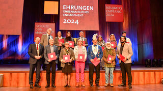 Oberbürgermeister Christian Specht (l.). hat beim Neujahrsempfang im Rosengarten stellvertretend für tausende von ehrenamtlich engagierten Bürgern zwölf Personen oder Gruppierungen ausgezeichnet.