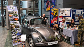 Blickfang: Historischer Käfer vom VW Club am Stand beim Neujahrsempfang im Rosengarten Mannheim.