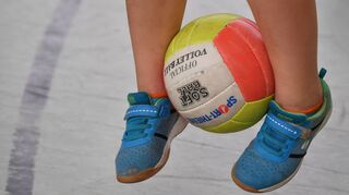 Ein Schulkind hüpft mit einem Ball zwischen den Beinen. Kinder brauchen nach der Pandemie dringend mehr Bewegung, sagt die Bürstädter Kinderärztin Daniela Klee.