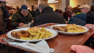 In der Mannheimer Vesperkirche ist oft Nahrhaftes gefragt. Zum Auftakt gibt es Rinderbraten mit Nudeln und Soße.