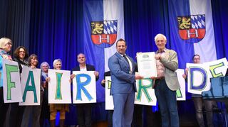 Heddesheim ist seit Sonntag Fairtrade-Gemeinde. Die Urkunde erhielt Bürgermeister Achim Weitz (l.) von Ehrenbotschafter Manfred Holz.