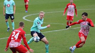 Julian Rieckmann (Mitte) stand beim Test in Freiburg erwartungsgemäß in der Startelf des SV Waldhof.