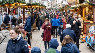 Am letzten Tag zieht es viele Besucher auf den 48. Speyerer Weihnachts- und Neujahrsmarkt. Hier herrscht Trubel im Bereich vor dem Altpörtel.