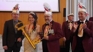 So schnell kann es gehen: Bürgermeister Matthias Baaß (l.) ist entmachtet – von Kassandra I. von Hoher See.